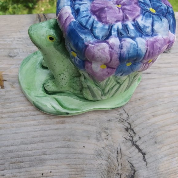 unique salt and pepper shakers frog under flowers - Picture 4 of 13